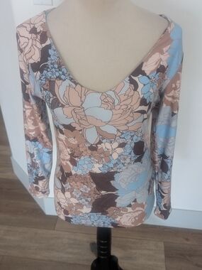 Floral V-Neck Long Sleeve Top in Blue and Cream